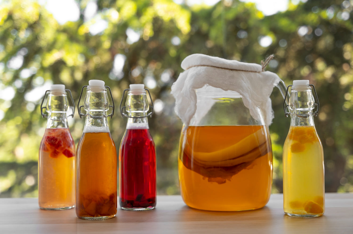 ochutená kombucha na stole vo fľašiach