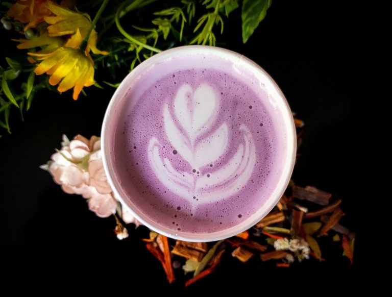 fialové ube latte s latte art